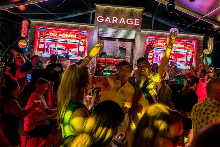 Đặt vé xem F1 và vé Disneyland 