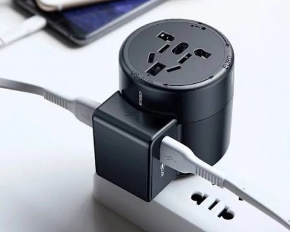 Sử dụng củ sạc đa năng khi đi nước ngoài
